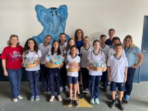 Alunos do Colégio Regina Pacis visitam a Apae e entregam cookies para alunos e colaboradores da entidade