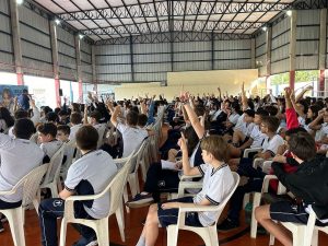 Palestra sobre os malefícios do uso de drogas é realizada para os estudantes do 6º ano à 3ª série do Ensino Médio