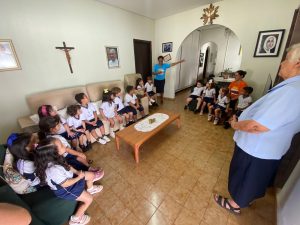 Em celebração pelo mês vocacional, alunos realizam visita à casa das Religiosas da Instrução Cristã