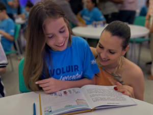 Projeto Alimentação Saudável leva estudantes do Colégio Regina Pacis a presentear kits natalinos para o Lar do Idoso Madre Vannini