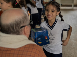 Projeto Alimentação Saudável leva estudantes do Colégio Regina Pacis a presentear kits natalinos para o Lar do Idoso Madre Vannini