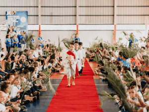 Estudantes vivenciam momento de fé durante preparação para a Semana Santa