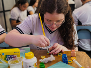Estudantes da 2ª série do Colégio Regina Pacis vivenciam aula que desperta a criatividade e valoriza a arte