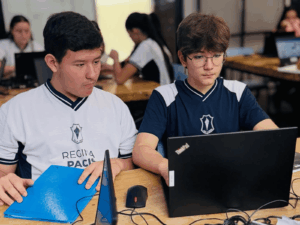 Estudantes do Colégio Regina Pacis exploram criatividade e inovação em aula de tecnologia