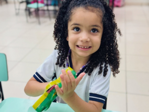 Infantil 4 explora sons, ritmos e movimentos em aula de Música no Colégio Regina Pacis