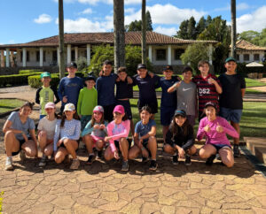 Estudantes do Colégio Regina Pacis vivenciam experiências de aprendizagem no Sítio do Carroção